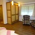 Bild von Doppelzimmer mit Couch, Dusche und WC (Nr.6) | © Pension Tannenhof - Leogang