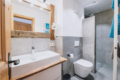 Bad mit Dusche und WC