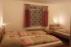 3Bett Zimmer1