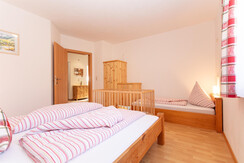 Dreibettzimmer mit Gitterbettchen Dreibettzimmer mit Gitterbettchen