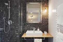 Badezimmer mit Infrarotkabine Appartement 4 Badezimmer mit Infrarotkabine Appartement 4