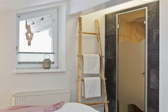 Badezimmer mit Infrarotkabine im Appartement 4 Badezimmer mit Infrarotkabine im Appartement 4