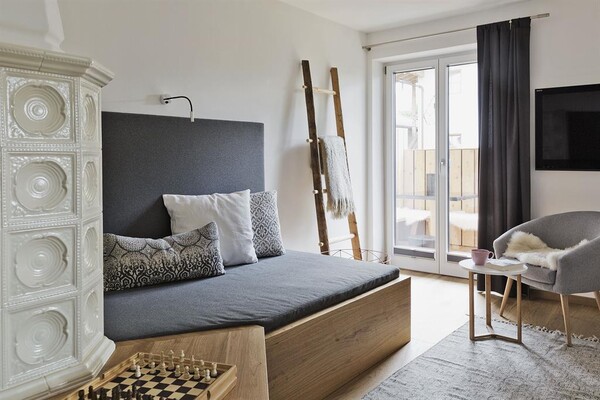 Gemütliches Wohnzimmer mit Sofa zum Chillen