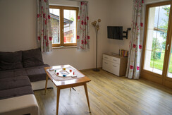 Wohnzimmer mit Tür zur Sonnenterasse