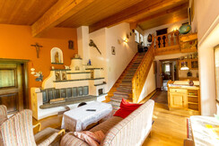 Kachelofen und Wohnzimmer im EG