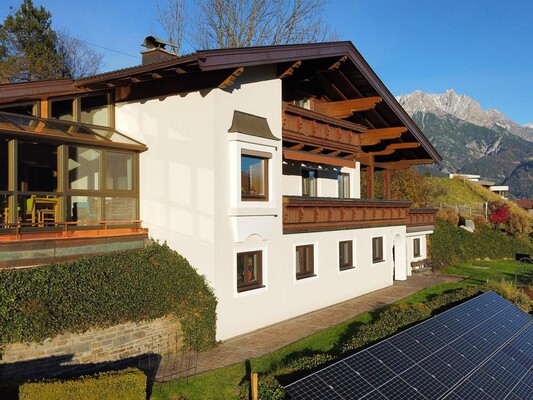 neuer Wintergarten mit Aussicht in den Vorgarten