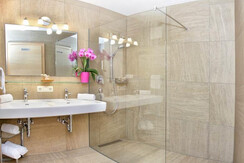 Badezimmer mit Doppelwaschbecken