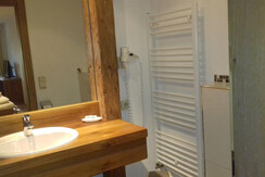 Badezimmer mit Dusche