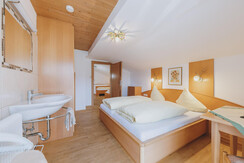 Blick in den nächsten Zimmerraum Blick in den nächsten Zimmerraum