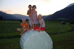 DSC00801Kinder am Siloballen DSC00801Kinder am Siloballen