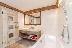 großzügiges Badezimmer Chalet 