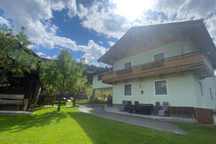 Terrasse mit genug Sitz-und Chillmöglichkeit Terrasse mit genug Sitz-und Chillmöglichkeit