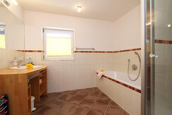 großes Badezimmer mit Badewanne und Regendusche großes Badezimmer mit Badewanne und Regendusche
