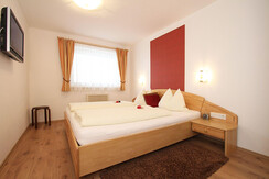 Schlafzimmer im EG mit TV Schlafzimmer im EG mit TV