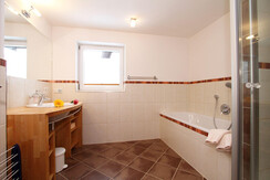 großes Badezimmer mit Badewanne und Regendusche großes Badezimmer mit Badewanne und Regendusche