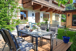 Holzterrasse im Gartenbereich Holzterrasse im Gartenbereich