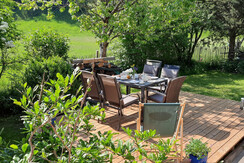 Garten mit Holzterrasse und Sitzgelegenheit Garten mit Holzterrasse und Sitzgelegenheit