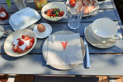 Schönes Geschirr für's Frühstück, auch für Kinder Schönes Geschirr für's Frühstück, auch für Kinder