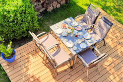 Holzterrasse im Garten mit Esstisch Holzterrasse im Garten mit Esstisch