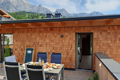 Sonnenterrasse mit Sitzgelegenheit Sonnenterrasse mit Sitzgelegenheit