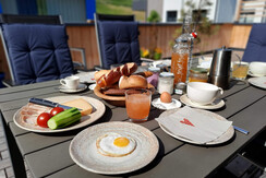 Sonnenterrasse mit viel Platz für´s Essen Sonnenterrasse mit viel Platz für´s Essen