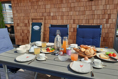 Ess- und Frühstückstisch auf der Sonnenterrasse Ess- und Frühstückstisch auf der Sonnenterrasse