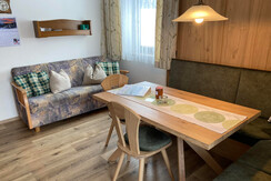 Küche Esstisch und Sofa