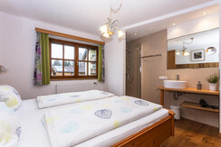 Schlafzimmer mit Dusche